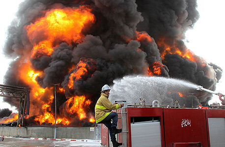 מסוף הדלק עולה באש בעזה, צילום: רויטרס