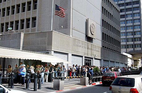 תור לקבלת ויזה בשגרירות ארה"ב בת"א. שייך להיסטוריה?, צילום: מיכאל קרמר