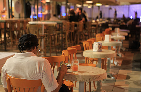 מסעדות ריקות בנמל תל אביב בעקבות צוק איתן