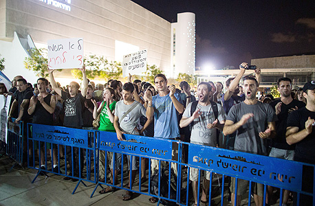 הפגנת שמאל בכיכר הבימה בתל אביב לפני שבועיים