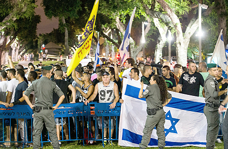 הפגנת ימין בכיכר הבימה בתל אביב לפני שבועיים, צילום: טל שחר