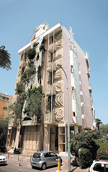 "הבניין המשוגע" ברחוב הירקון בתל אביב שבו גר גוטקינד. "אתה לא יכול ללכת בדירה בלי לדרוך על יצירת אמנות", צילום: דמיטרי שבצינקו 