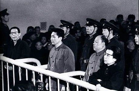 ג'יאנג קינג אלמנתו של מאו דזה טונג במשפטה