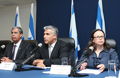 מסיבת העיתונאים באוצר: יעל אנדורן (מימין), יאיר לפיד ומיקי לוי