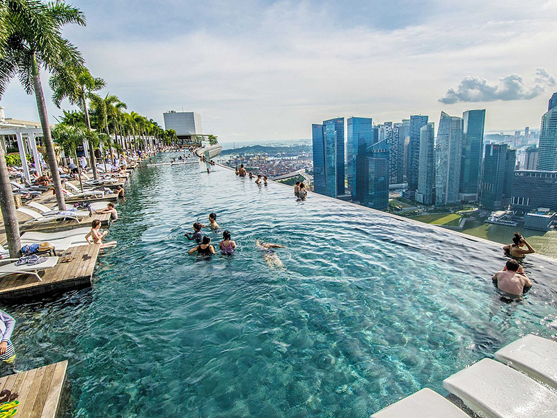 מלון מרינה ביי בסינגפור: על גג המלון, בקומה ה-57, שוכנת הבריכה המרהיבה, שמאפשרת לאורחים להתרשם מקו הרקיע של סינגפור במהלך השחייה