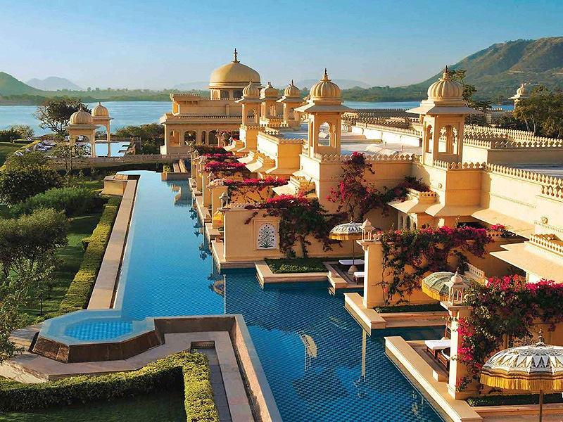 בריכת אוברוי אודאי-וילאס בהודו: המלון כולל בריכה מרהיבה שהאורחים יכולים לשחות אליה ישירות מהחדרים שלהם
