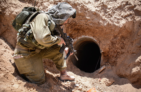 חייל צה"ל ליד פתח אחת המנהרות