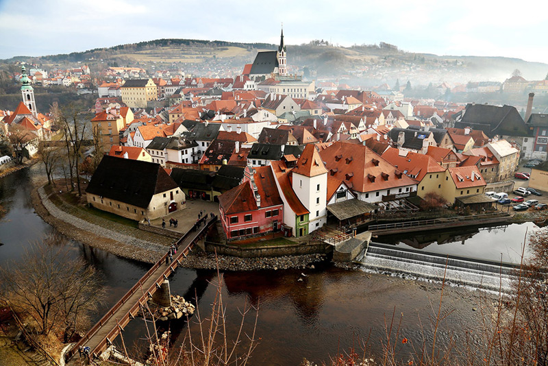צ'כיה: התמונה הזו צולמה בצהרי היום ב-25 בדצמבר, 2013 מטירה השוכנת בקצה העיירה הקטנה, ומהווה נקודת התצפית המושלמת של העיירה ההיסטורית הזו ששרדה לאורך השנים. הערפל מעניק לעיירה תחושה של מסתורין