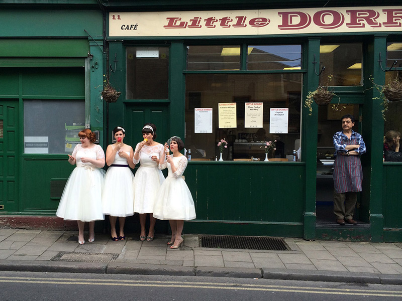 לונדון: נשים צעירות בבארו מרקט בלונדון לבושות בשמלות וינטג' לבנות ואוכלות גלידה. לא ברור אם הן הכלות או השושבינות, אך בהחלט נראה שהן נהנות