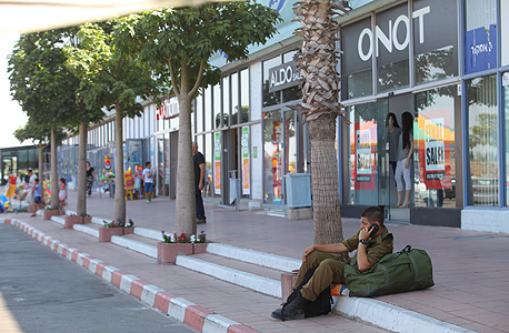 מרכז מסחרי ריק באשקלון במהלך מבצע צוק איתן, צילום: אוראל כהן