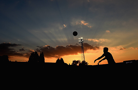 משחקים כדורגל באנגליה. ירידה של 10% בעוסקים בספורט מאז 2005
