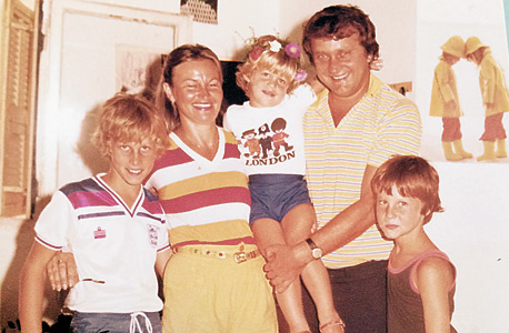 1981. אייל שרצקי (13, משמאל) עם הוריו איזי ומדי ואחיו ניר (10) וגיל (3) במסיבת יום הולדת בגן הילדים