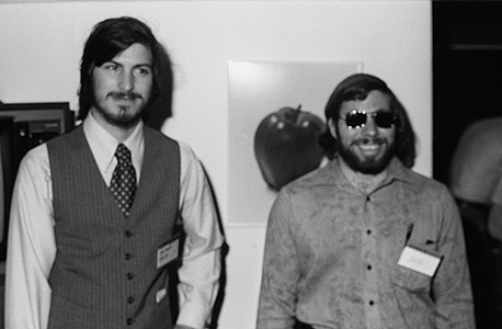 ג'ובס (משמאל) ווזניאק בהשקת המחשב אפל־2 באפריל 1977