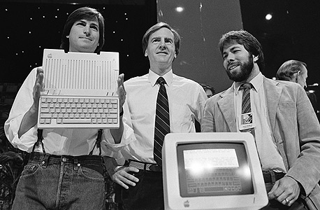 ווזניאק וג'ובס חושפים דגם חדש של אפל־2 באפריל 1984. במרכז: מנכ"ל אפל דאז ג'ון סקאלי, שבאותה השנה הדיח את ג'ובס מהחברה. "היה לסטיב חזון, אבל הוא עשה הרבה טעויות" 