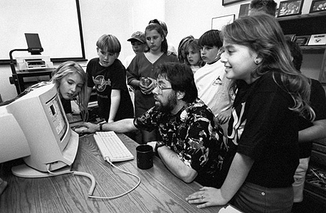 ווזניאק מלמד ילדים איך להשתמש במחשב אפל, צילום: אימג
