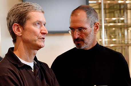 ג'ובס (מימין) עם יורשו טים קוק. אוגוסט 2011. "אפל פועלת כאילו סטיב עדיין כאן" 