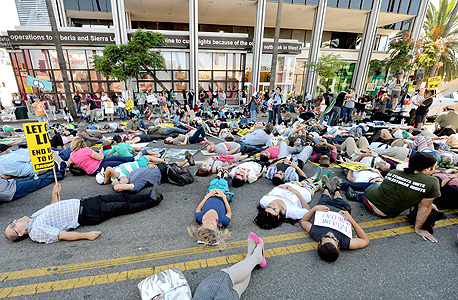 הפגנת Die In במחאה על הרג אזרחים מול משרדי CNN בלוס אנג