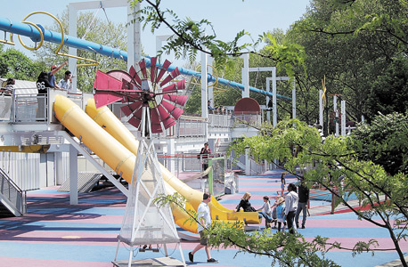 מגרש המשחקים בהיכל המדע. מתקנים לא שגרתיים מגרש המשחקים בהיכל המדע. מתקנים לא שגרתיים