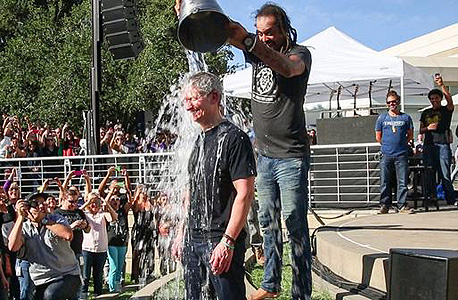 טים קוק, מנכ"ל אפל, עובר גם הוא את הטבילה הקרה