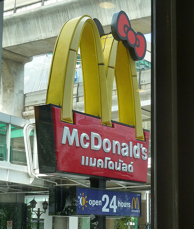 מקדונלד'ס בטוקיו. ה-M של מקדונלד'ס קיבל את הסרט של קיטי מקדונלד'ס בטוקיו. ה-M של מקדונלד'ס קיבל את הסרט של קיטי