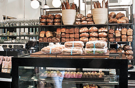 הבייקרי בכיכר המדינה. שייקים של פירות וירקות וגרסאות מוקטנות