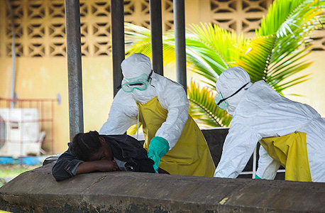 מגיפת האבולה. פינוי גופה בליבריה, צילום: אי פי איי