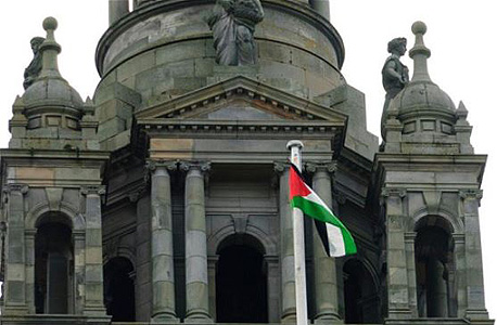 דגל פלסטין על בניין העירייה של גלזגו במהלך צוק איתן