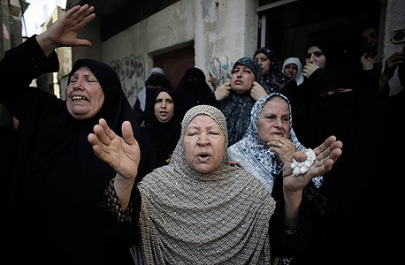  נשים עזתיות מתאבלות על מות קרוביו של מוחמד דף, צילום: איי פי