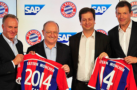 קרל היינץ רומינגה, יו"ר באיירן (משמאל), גראהרד אוסוולד מ-SAP, לוקה מוצ'יץ' מ-SAP ואנדראס יונג מהנהלת באיירן מינכן. השפעת SAP על עולם הכדורגל מתרחבת
