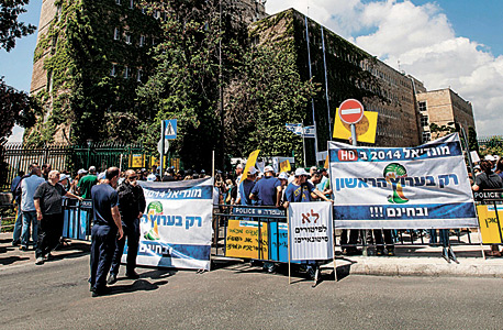 הפגנת עובדי רשות השידור נגד סגירתה בחודש יוני , צילום: עומר מסינגר