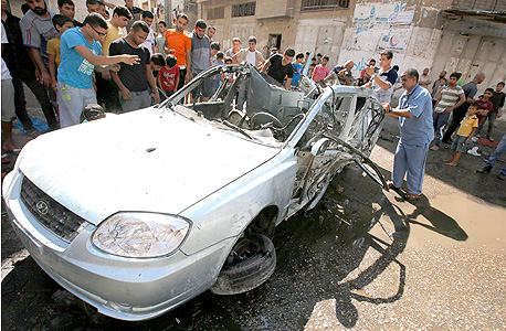 הרכב שהופצץ היום ליד מסגד א-סחאבה בעזה, צילום: אי פי איי