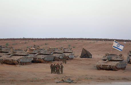 כוחות צה"ל ממתינים ליד הגבול עם רצועת עזה בצוק איתן, צילום: אי פי איי