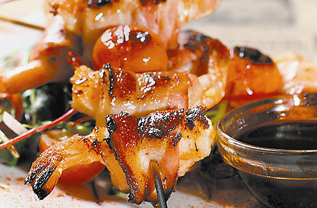 אוונגרד. מנה לדוגמה: שרימפס בבייקון ורוטב מרסלה, מחיר: 39 שקל (במקום 46)