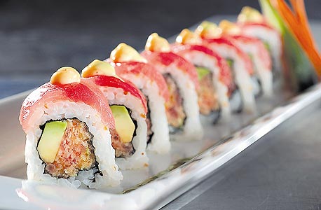 רוקה. מנה לדוגמה: ספייסי טונה רול, מחיר: 29.5 שקל  (50% מהמחיר הרגיל)