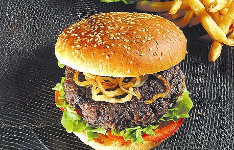 בלאק אנד בורגר. מנה לדוגמה: וייטבורגר, מחיר: 35 שקל (במקום 55)