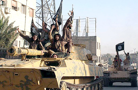 לוחמי דאעש על טנק שנלקח כשלל לחימה סוריה, צילום: איי פי