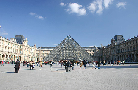 מוזיאון הלובר בפריז בו מוצגת היצירה, צילום: Christophe EYQUEM