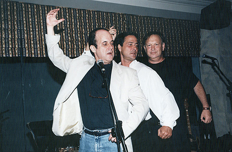 מימין: יגאל שילון, דודו טופז ומני פאר. אהבה משותפת לאור הזרקורים