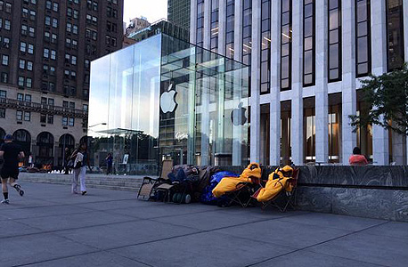 התור כבר התחיל לפני כמה ימים. מעריצי אפל חונים מחוץ לחנות אפל בניו יורק