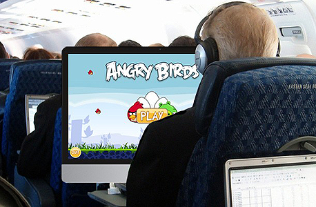 נוסע משחק במשחקי וידאו בטיסה