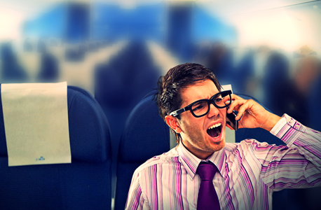 נוסע מדבר בסלולרי. מרבית הנוסעים אינם מעוניינים לבלות את הטיסות בהקשבה לשיחות של אחרים