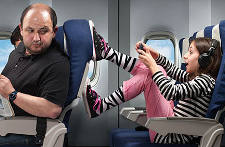 רגליים בגב המושב. אחד הדברים שיכולים להפר את שלוות הנפש שנצברה בחופשה רגליים בגב המושב. אחד הדברים שיכולים להפר את שלוות הנפש שנצברה בחופשה