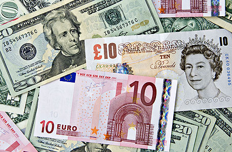המטבע הבריטי צפוי להיחלש עוד מול הדולר, צילום: בלומברג
