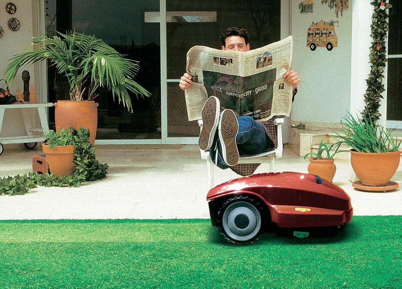רובוט-מכסחת דשא. השכנים יקנאו?