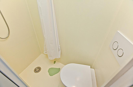 שירותים ומקלחת באותו החלל