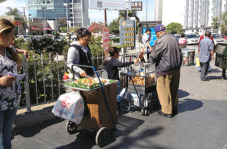 דוכני מזון בלוס אנג'לס. המרכולת מגוונת החל ממזון ועד לחפצי נוי
