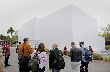 הקהל מחוץ לאולם הכנסים של אפל, צילום: בלומברג