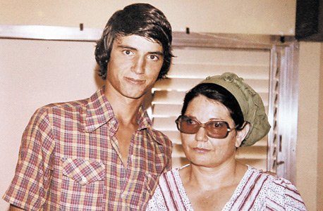1977. אלי אלעזרא, בן 16, עם אמו עליזה בביתם באשקלון