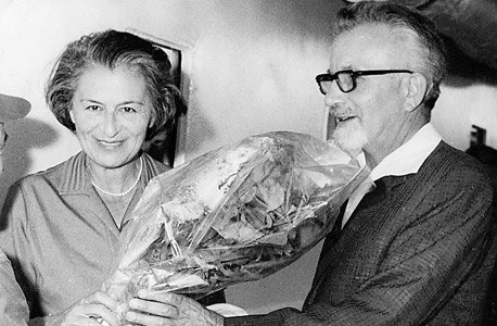 ראובן ואדית הכט ב־1965. לאחר מותו זכתה במניות ההצבעה בממגורות דגון, צילום: אוסקר טאובר