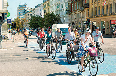 רוכבי אופניים בשדרות פרדריקסבורג גאדה, במרכז ההיסטורי של קופנהאגן